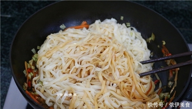 面条此做法,比隔壁面馆的味道还香,特简单,家人问我加了啥?