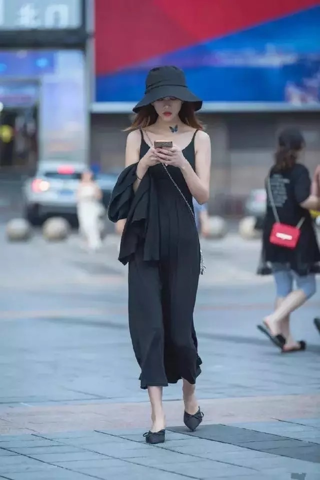 充满|街拍时尚:小女生穿上高跟鞋,让自己显得成熟,又充满着魅力