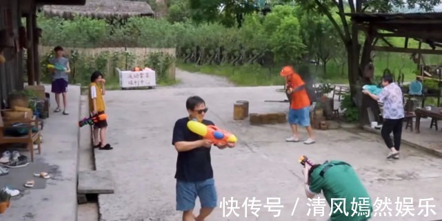 黄渤|张艺兴录制节目受欺负被黄磊追着打,被黄渤泼水,头发全湿透!