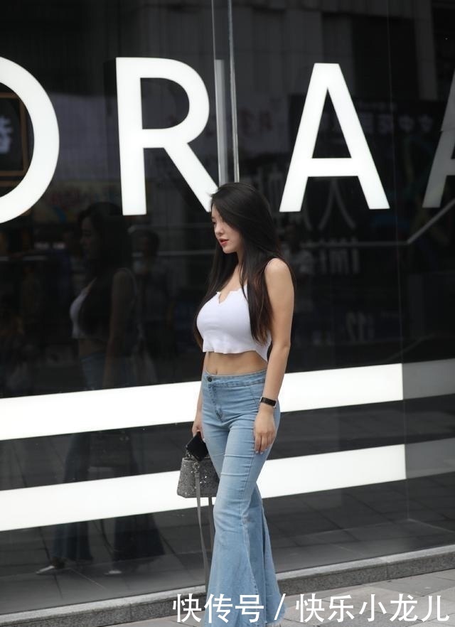 马甲|蓝色修身打底裤搭配黑色背心,百搭不挑人,对身材友好