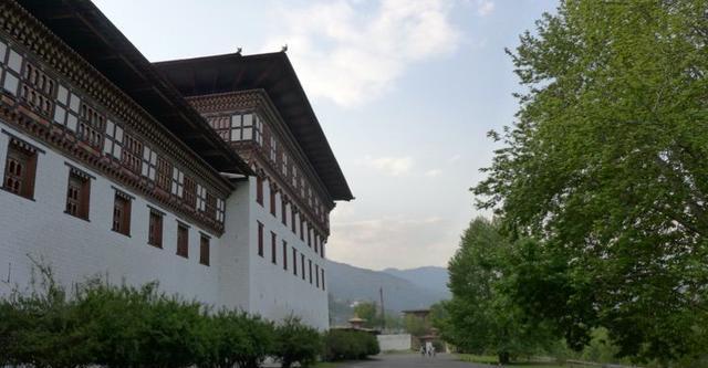 穿着|清朝灭亡107年了，此国却坚持使用清朝国旗，国王还穿着清朝长袍