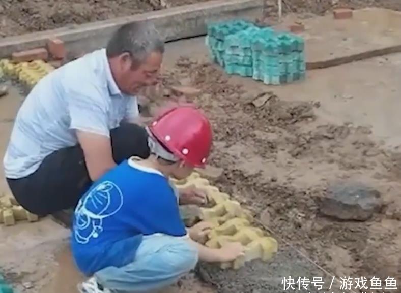 工地|孩子厌学被妈妈送到工地,不料弄巧成拙,工友:娃太懂搬砖了