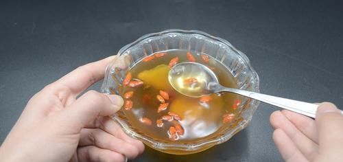 生姜和枸杞一起泡水喝,作用真厲害,解決了很多男人女人的困擾