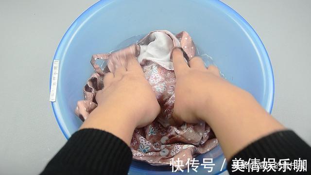 每次洗衣服前倒一碗，不管多脏的衣服，洗完后洁白如新，又学一招