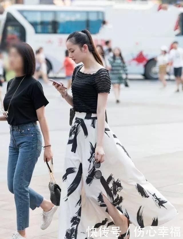 勾勒|街拍:举止优雅时尚的妹子,身材有型勾勒出迷人身材!