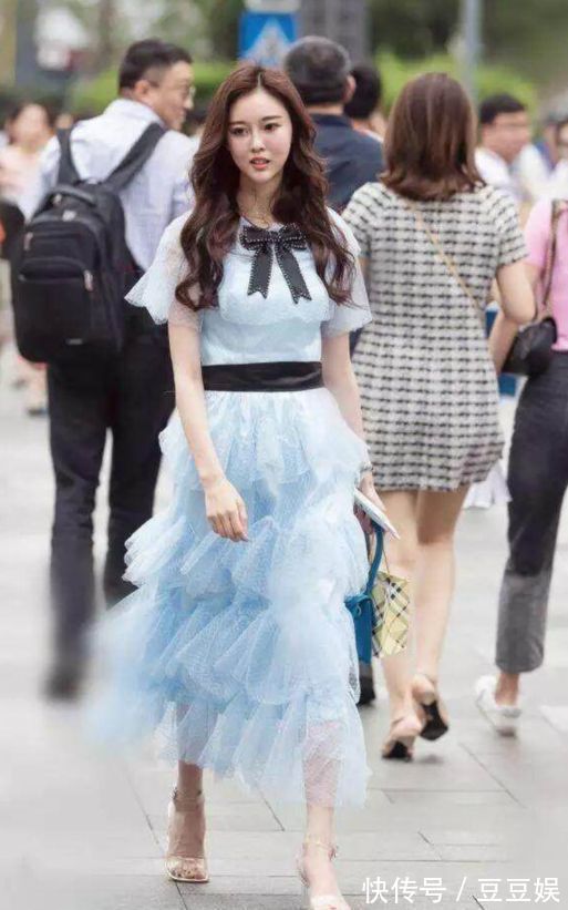 曲线|街拍搭配时尚靓丽,小姐姐身姿姣好,曲线玲珑