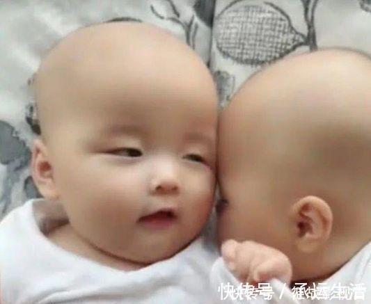 弟弟|双胞胎弟弟抱着哥哥肩膀乱啃，哥哥接下来的动作，让妈妈笑翻天