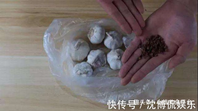 原来保存大蒜这么简单,只需撒一把,放一年也不会干瘪发芽,实用