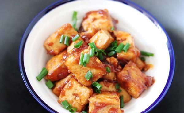 肉也贵，青菜也贵，还是在家吃豆腐吧，2块钱做一盘，真是实惠