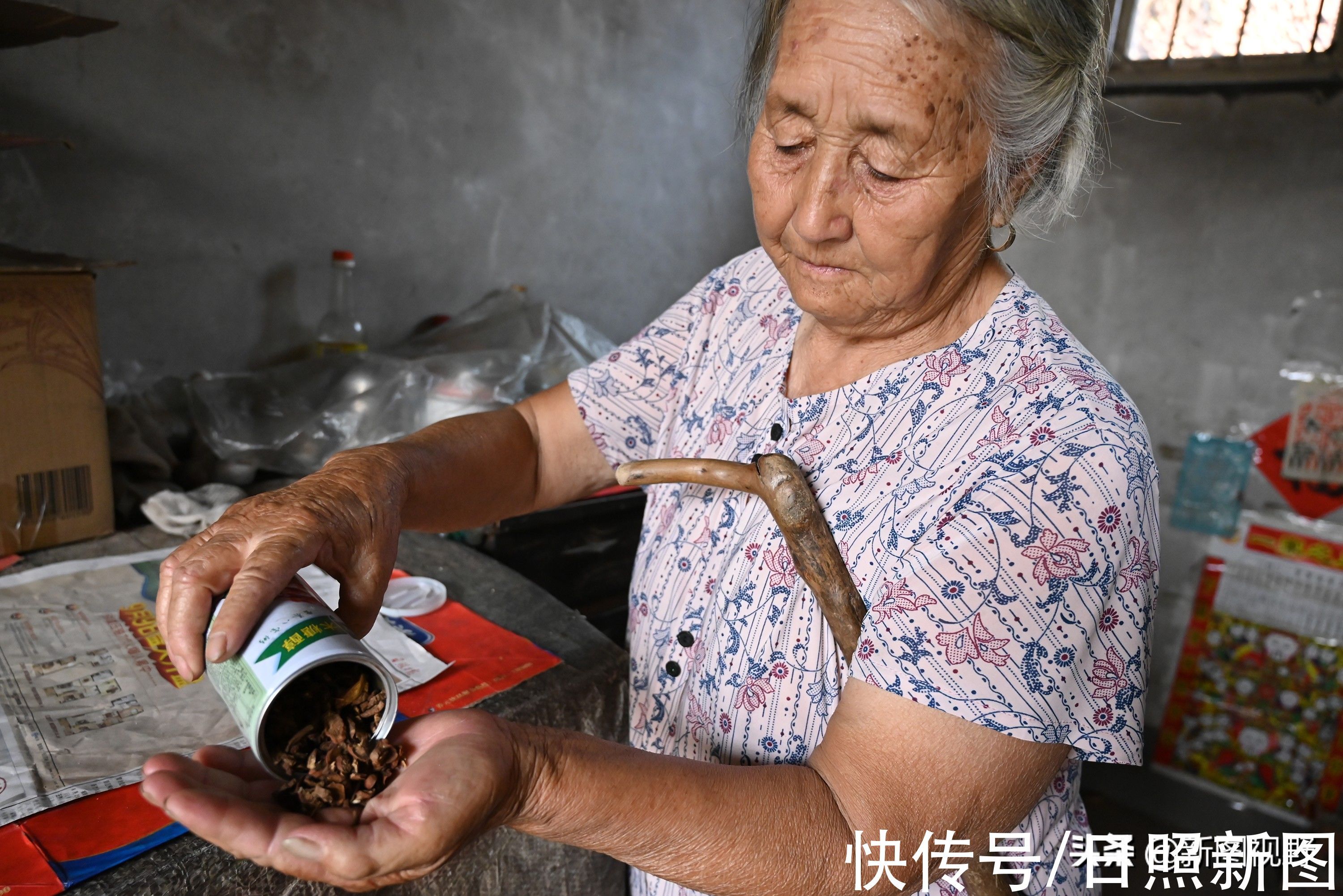 孝顺|100岁长寿老人，自制草药保健茶，每天都喝上几碗，至今上街遛弯