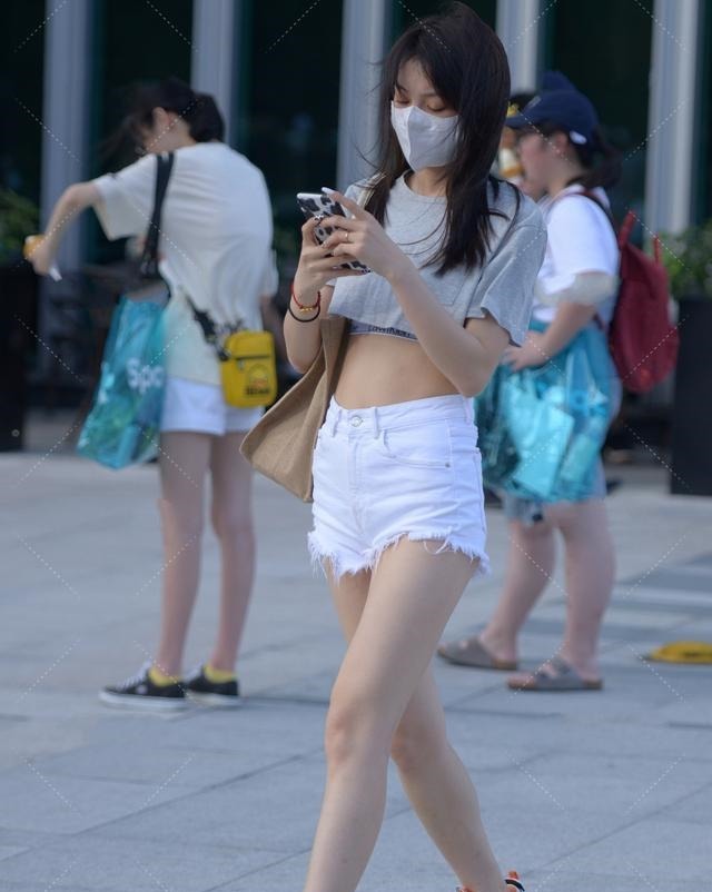 穿搭 超短衫配小仙女风毛边裤,俏皮可爱,充满活力!