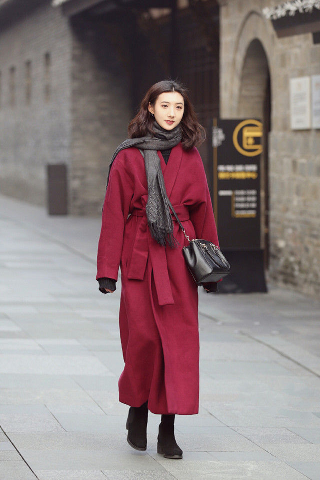 街拍:街头美女的穿着搭配太抢眼,光看背影就已经迷倒路人了