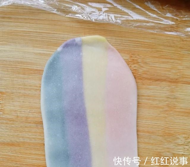 酥皮月饼|中秋来点不一样的，五彩月饼颜值高，酥软不腻味道好！