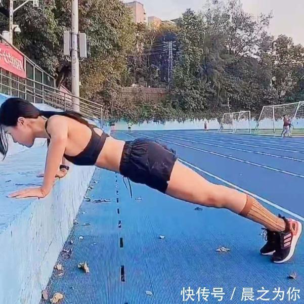 手臂|35岁健身模特,生了孩子后,也不忘健身,沙漏身材,惹人爱