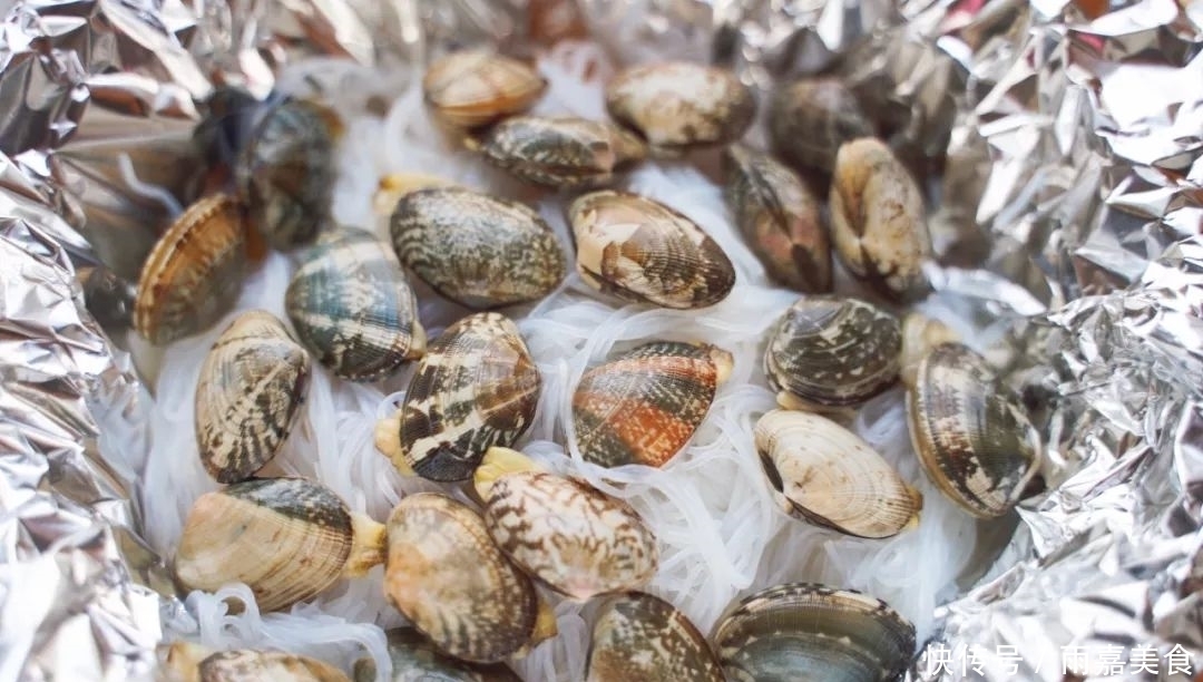  不愧是逛夜市必点小吃，香辣爽口，鲜美十足，好吃到舔壳！