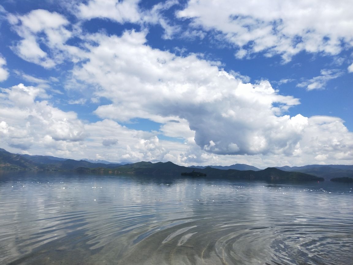 水天|胜似仙境映倒影，水天相接泸沽湖