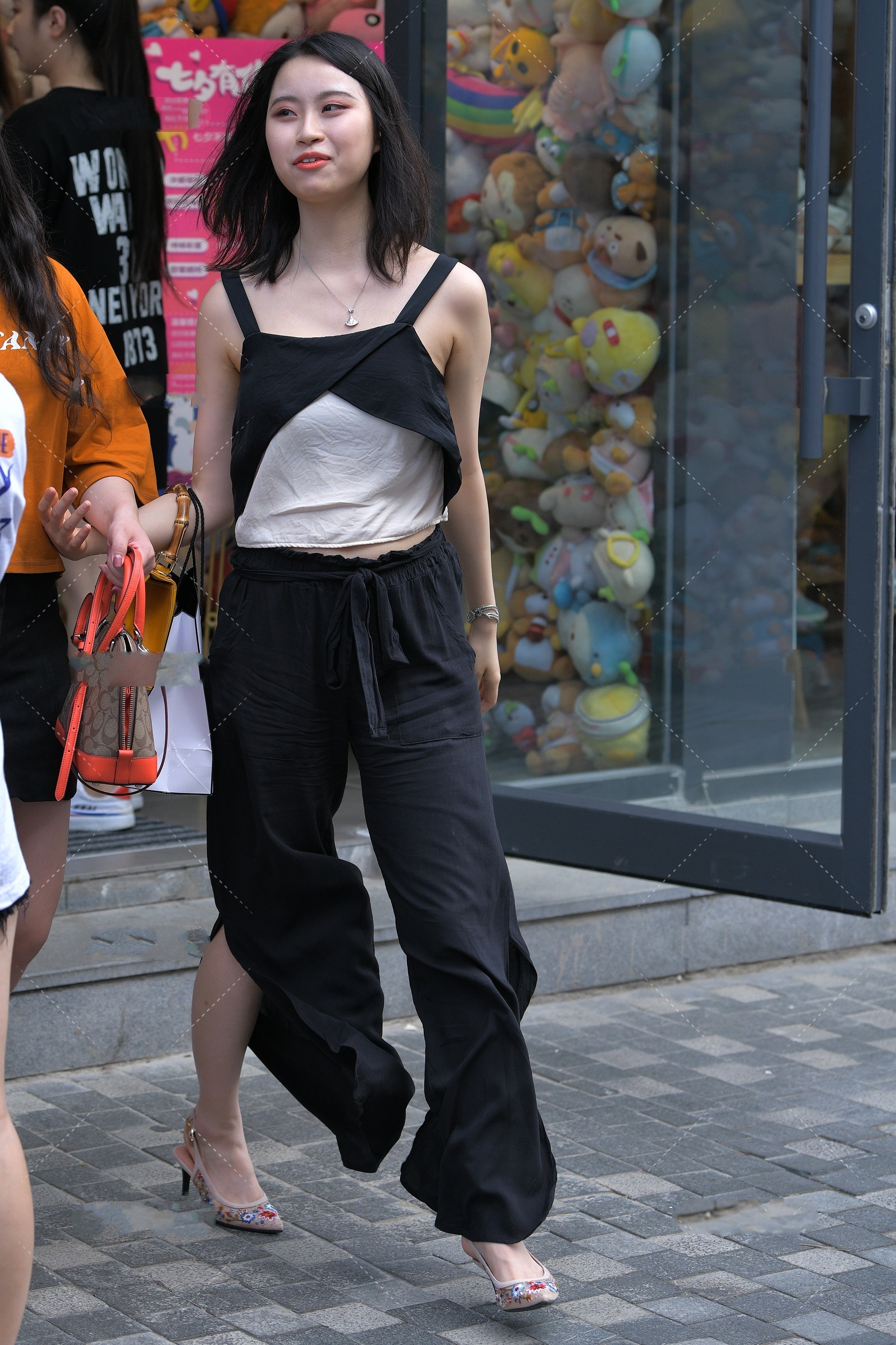 韩版无袖打底衫搭配阔腿裤，潇洒飘逸，满满慵懒风