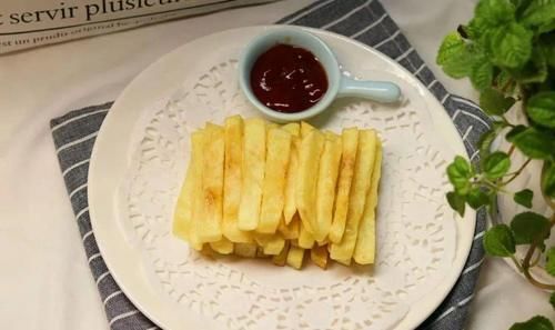 不油炸，热的时候红薯片是软的，简单几步，又酥又脆