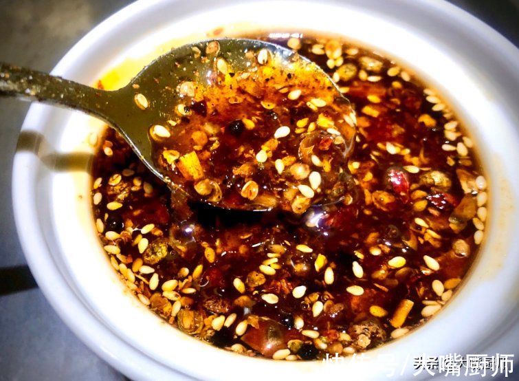 炸辣椒油，最忌直接泼油，教你2个技巧，香辣不发苦，拌啥都好吃