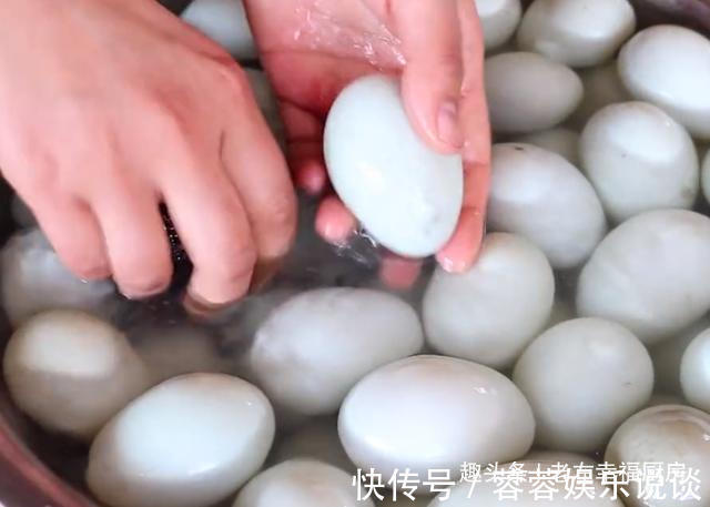 腌鸭蛋不可只放盐，教你正确做法，个个都流油，吃起来太香了