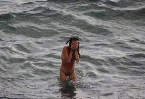 羊水|下海游泳顺便生了个娃,天然的水中分娩,网友不会引来鲨鱼吗