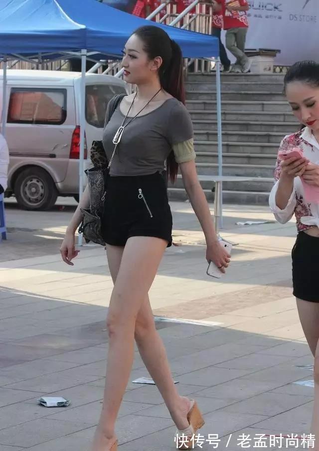 身材 街拍:火辣身材短裤美女真见识了所谓真正大长腿
