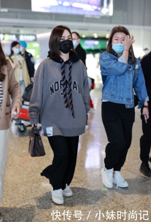 阿娇太会“玩”了!穿男友风卫衣巧用领带当抽绳,真是显瘦又洋气