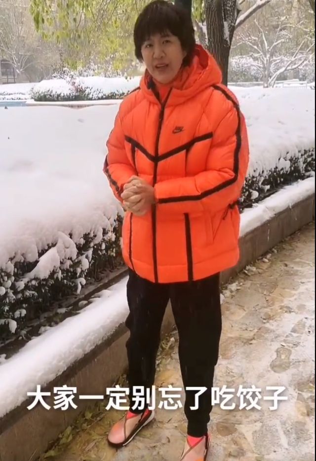 中国女排|享受生活！北京初雪后第一天，郎平出门打雪仗，扔雪球少女感十足