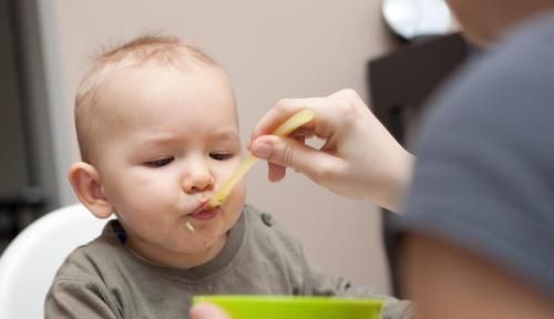 宝宝|满月宝宝戴五只金戒指,玩着玩着误吞一只,家长这么不走心?