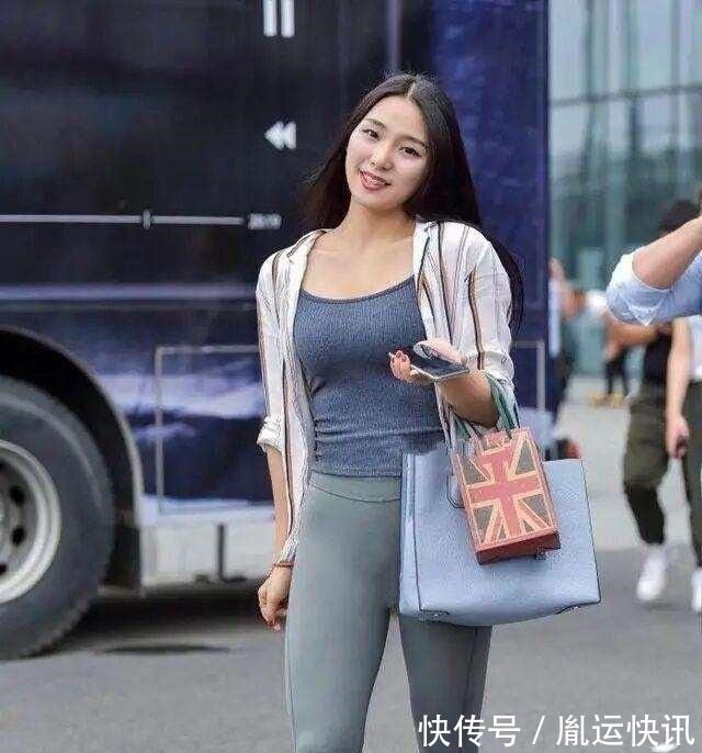 搭配 蓝色打底裤搭配甜美时尚上衣,变得更加时尚,让自己看起来高挑!