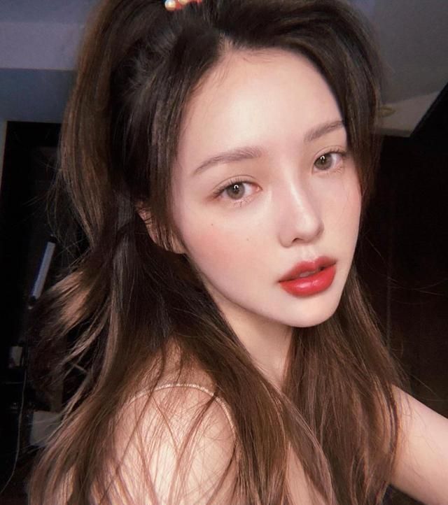 别再染黑茶色了,今年流行“奶茶发色”,让你发质变好提升气色!