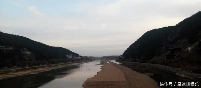 孟津居|我站在伊河对岸看龙门石窟，鱼跃龙门的故事就发生在这里