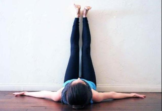 睡眠质量|女人坚持每天“靠墙抬腿”，会发生哪些改变别明白的太晚！