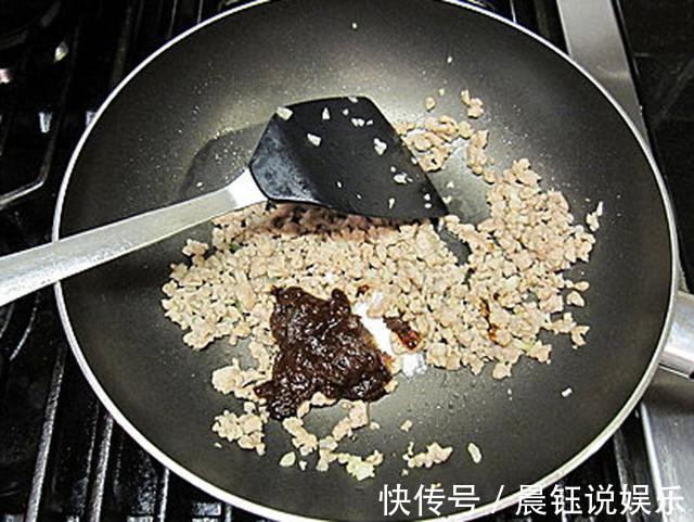 土豆的这种做法，儿子总说吃不厌，我家隔三差五就做一回，超下饭
