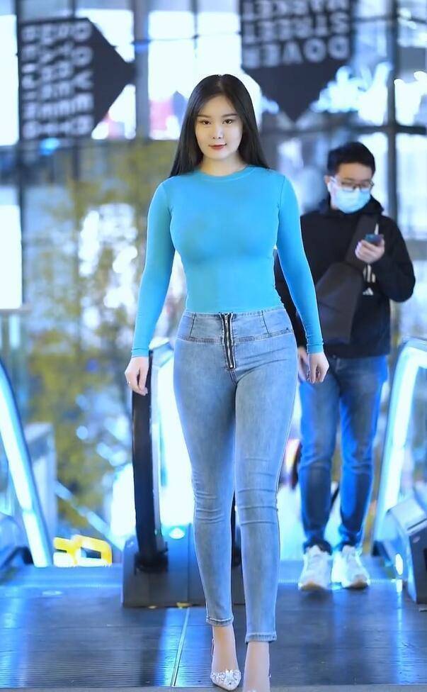 花型|街拍：别具一格的时尚穿搭，让你充满阳光的朝气