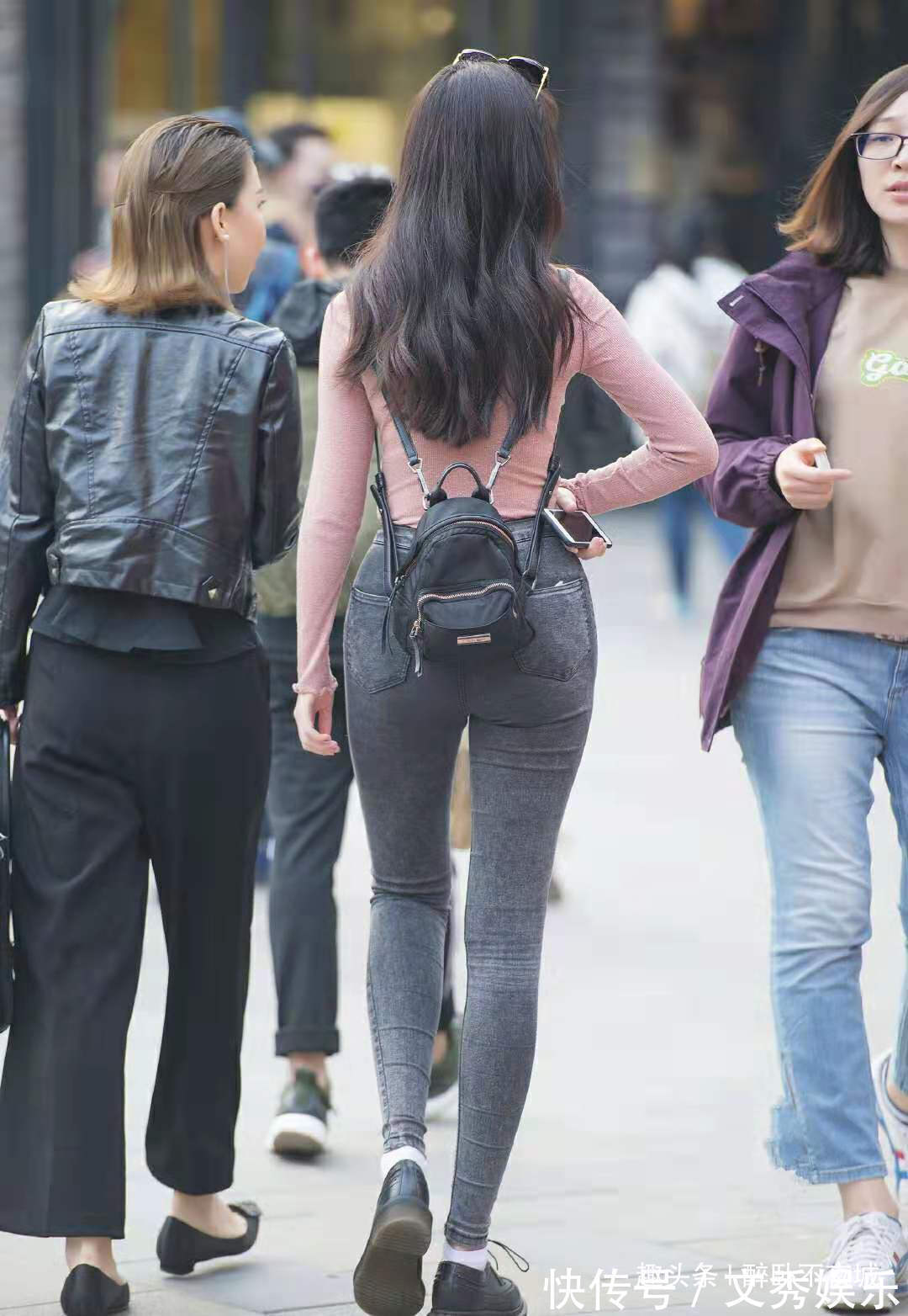 美感 美丽而知性的美女穿紧身裤的美感!黑色性感!你觉得呢!