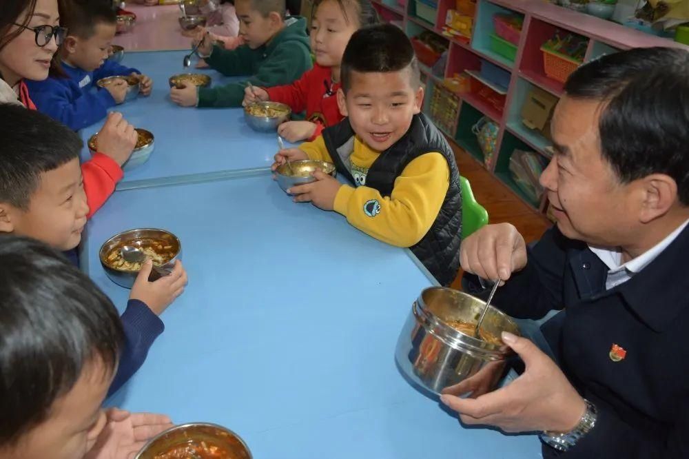 爱心陪餐 共享温馨——市实验幼儿园持续开展园领导陪餐活动