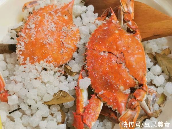 盐焗梭子蟹|10分钟出锅的盐焗梭子蟹，鲜嫩又爽口