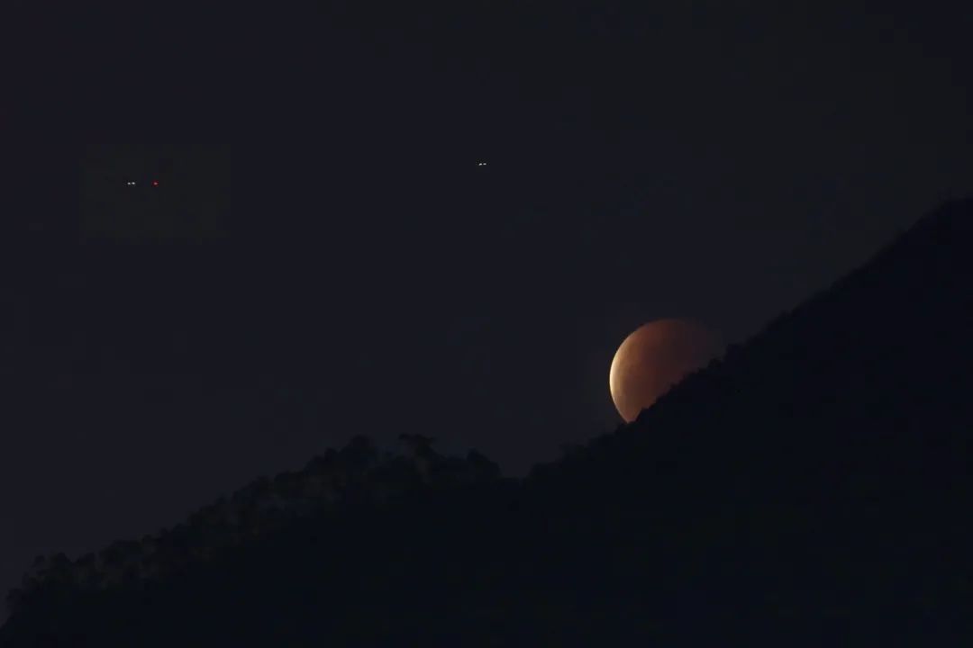 满城 “超级月全食”全程回放，漳州满城“追月人”~