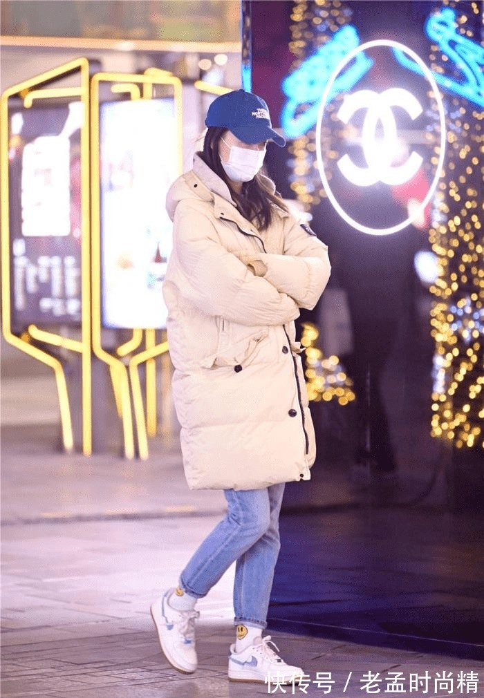 保暖|冬季要搭配羽绒服,长款风格搭配简单,还显得时尚大气