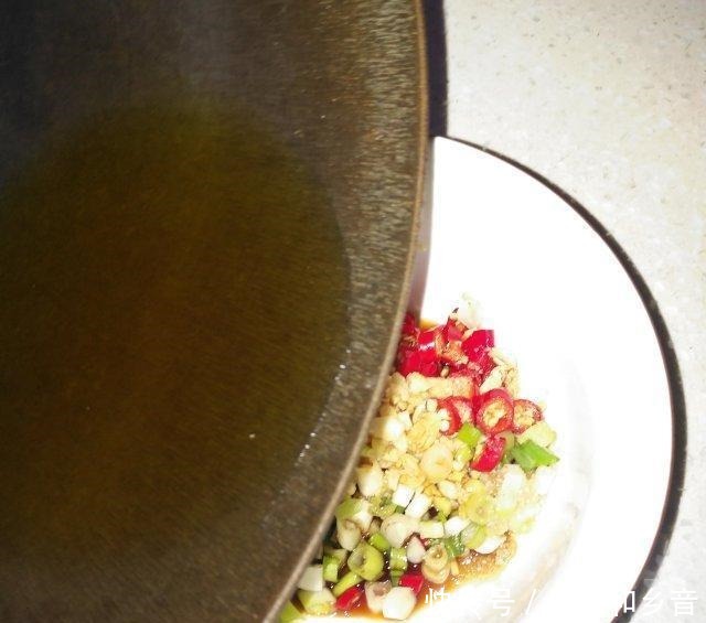 凉拌木耳腐竹,做法简单又开胃