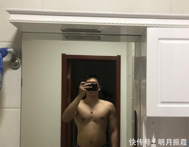 大肚腩|健身100天，他从大肚腩到8块腹肌的转变，就问你能坚持几天