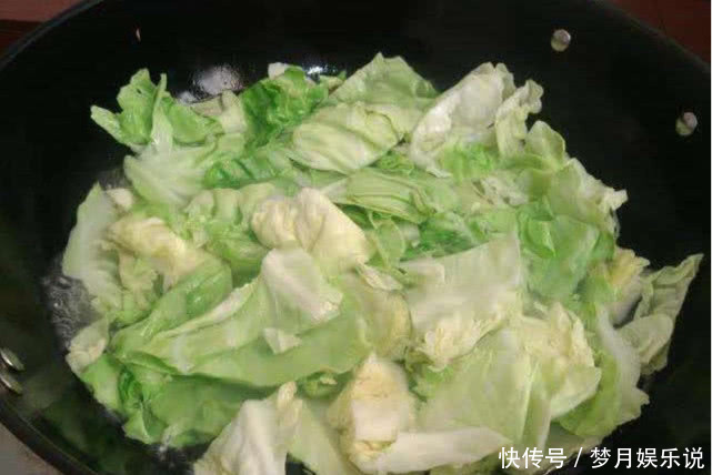 道菜|包菜是最简单的,但想要又脆又香的炒菜,多加一个食材更鲜嫩