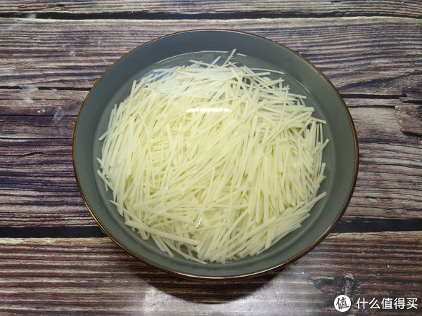 炒土豆丝，先放醋还是后放醋，这一步做对了，土豆丝脆爽又好吃