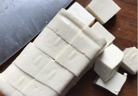 红烧豆腐时,有人先煎有人直接炖,教你正确做法,豆腐更入味