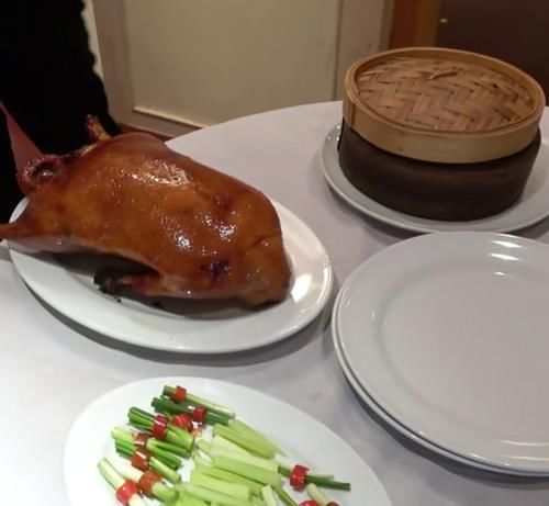 料理|泰国厨师料理烤鸭,第一刀下去就知道啥水平,可惜这一只鸭子了