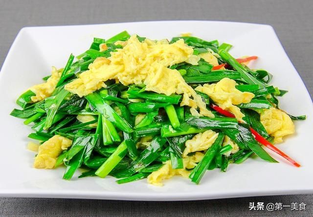 鲜嫩|饭店的韭菜炒鸡蛋为啥鲜嫩又翠绿，这几个技巧很重要，学会在家做