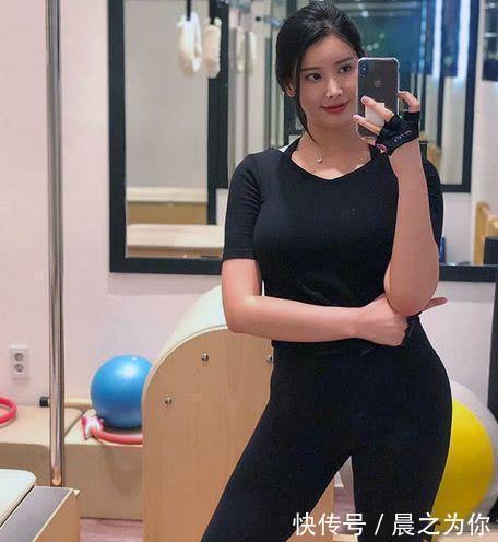 美女|普拉提健身美女,颜值与身材俱佳,被称为“气质美女”