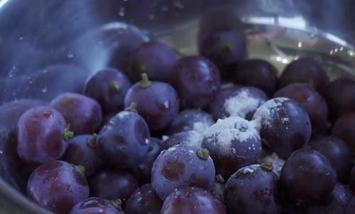 洗葡萄时，有人用盐，有人用面！老果农：都不对，教您最正确做法