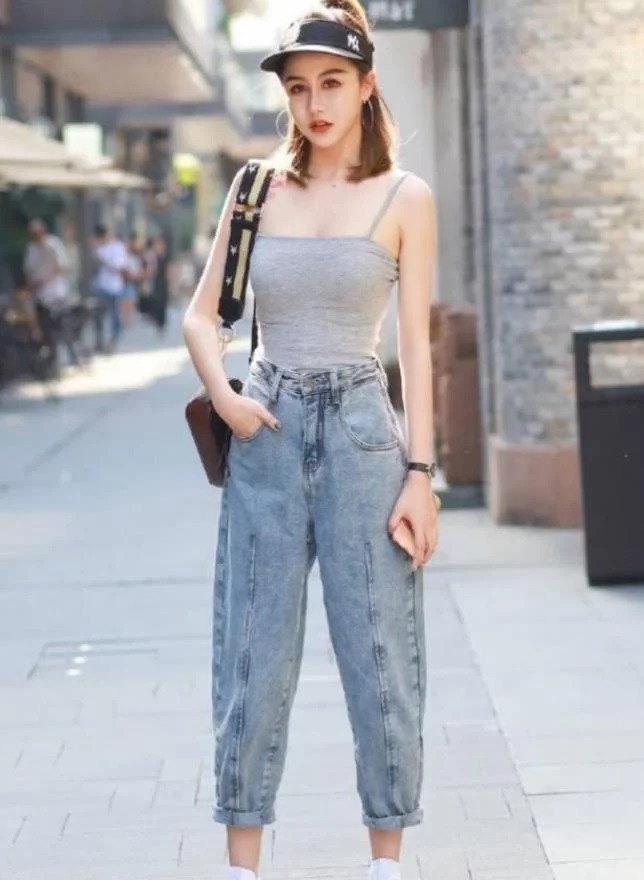 街拍:姿色天然的美女,身穿吊带配牛仔长裤,时尚又大气